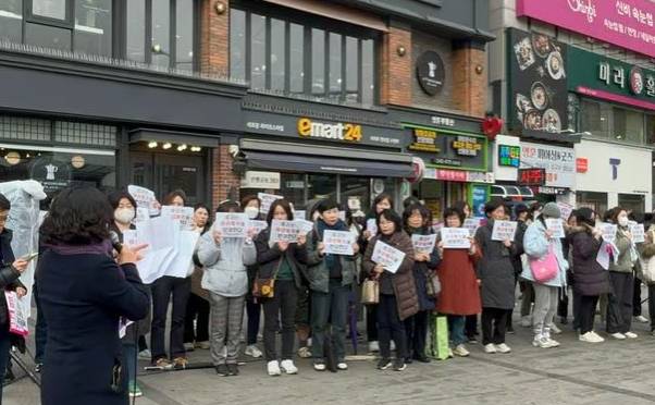 日本AV女优捧场，韩国成人博览会遭抗议，被批是“严重的性犯罪”！